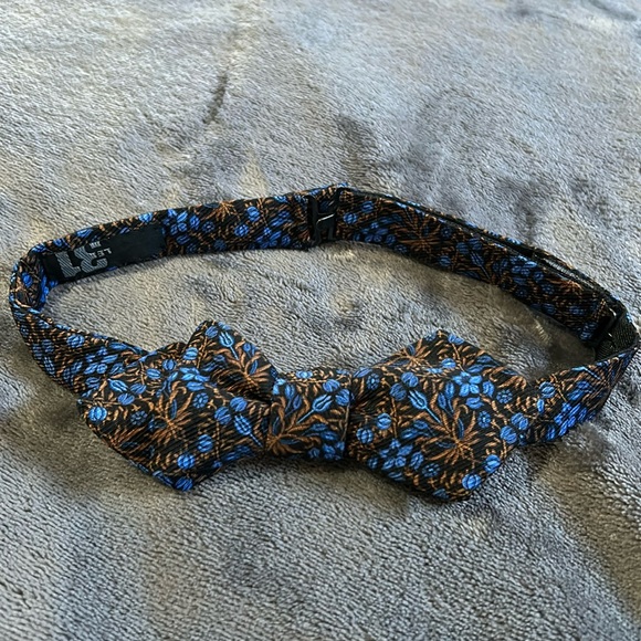 Bow Tie - Picture 1 of 1